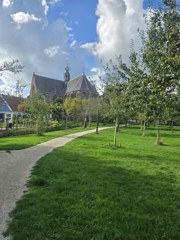 Grote Kerk in Oosthuizen gezien vanaf de boomgaard