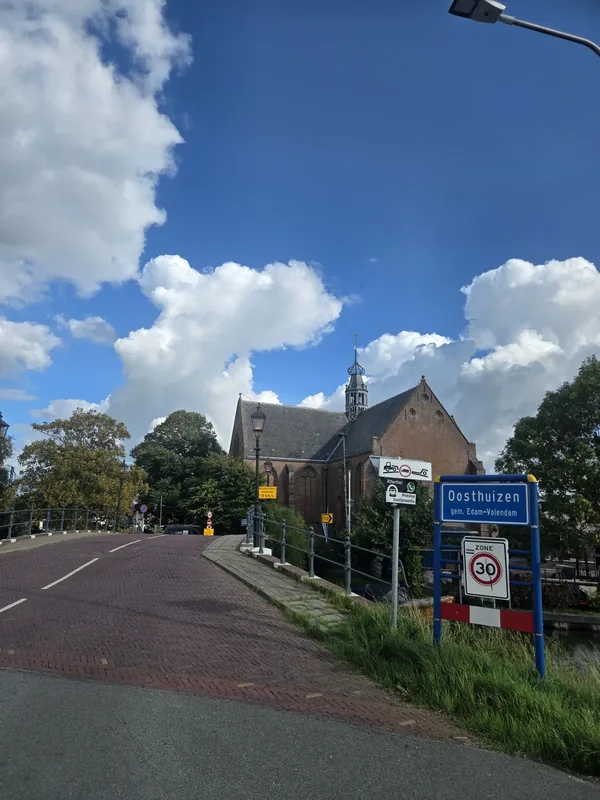 Plaatsnaambord Oosthuizen, gemeente Edam-Volendam, met de Grote Kerk op de achtergrond